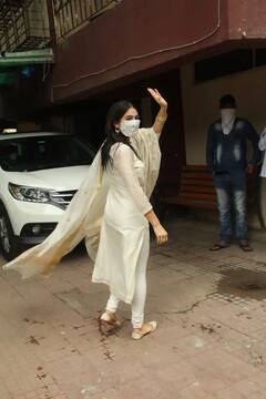 જીમ કરવા અલગ અંદાજમાં નીકળી આ હૉટ એક્ટ્રેસ, સૂટ-ચૂડીદાર લેંઘા સાથે હાથમાં બંગડીઓ પહેરેલી જોઇને ફેન્સ પણ રહી ગયા દંગ, જુઓ.....