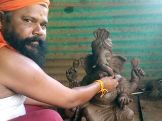 தேனியில் விதவிதமான விநாயகர் சிலைகள் வீட்டிற்கே டோர் டெலிவரி - அசத்தும் சிற்பிகள்...!