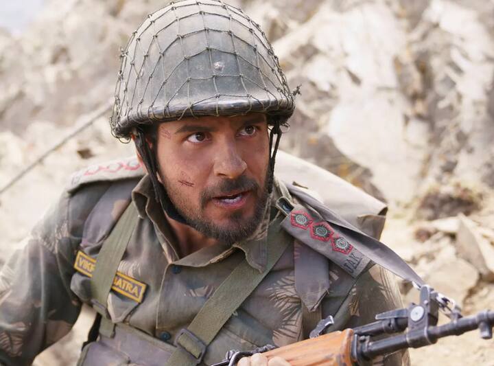 बॉलीवुड एक्टर सिद्धार्थ मल्होत्रा इन दिनों अपनी फिल्म शेरशाह की सक्सेस का जश्न मना रहे हैं. इस फिल्म में कैप्टन विक्रम बत्रा के रोल में सिद्धार्थ मल्होत्रा को खूब सराहा जा रहा है. सिद्धार्थ ने 2012 में फिल्म स्टूडेंट ऑफ़ द ईयर से बॉलीवुड में डेब्यू किया था और तब से वह एक बड़ी हिट के लिए तरस रहे थे लेकिन शेरशाह से उनका इंतज़ार खत्म हो गया है. वैसे आपको बता दें कि शेरशाह से पहले सिद्धार्थ ने कई फिल्मों को रिजेक्ट किया था. नज़र डालते हैं कौन सी हैं ये फ़िल्में...