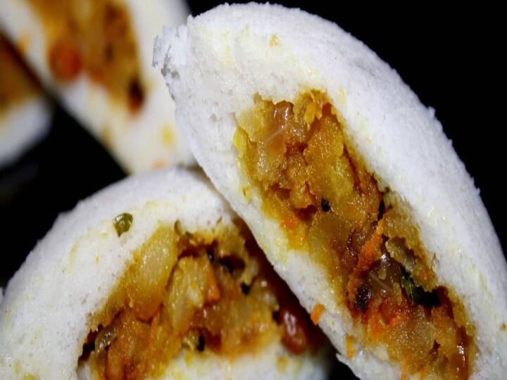 mutton stuffed idli recipe; easy steps for you! by Village cooking channel கிராமத்து ஸ்டைலில் சுவையான கறி இட்லி.. வில்லேஜ் குக்கிங் சேனல் கில்லாடிகள் சொன்ன ஈஸி டிப்ஸ்..!