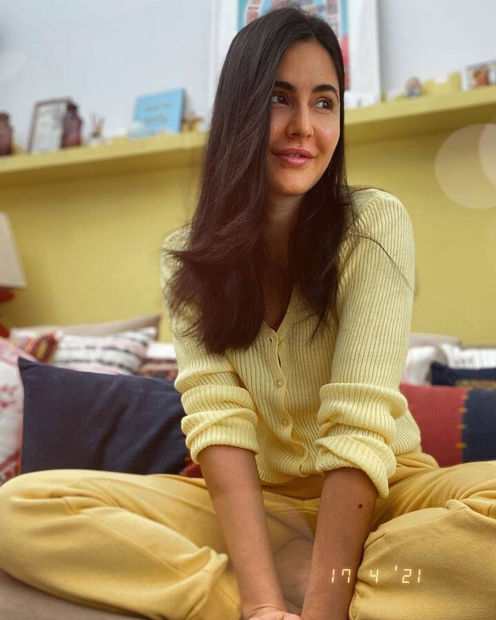 वो अपने दिन की शुरुआत सुबह 4 गिलास पानी पीकर करती हैं. जिसके बाद ही वो बाकी का रुटीन शुरू करती हैं. जहां तक खाने का सवाल है तो वो अपनी डाइट में ज्यादातर फाइबर युक्त खाना पसंद करती हैं.