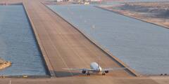 Bizzare Airport: পাহাড় থেকে সমুদ্রের ওপর রানওয়ে, দেখুন পৃথিবীর অত্যাশ্চর্য এয়ারপোর্ট