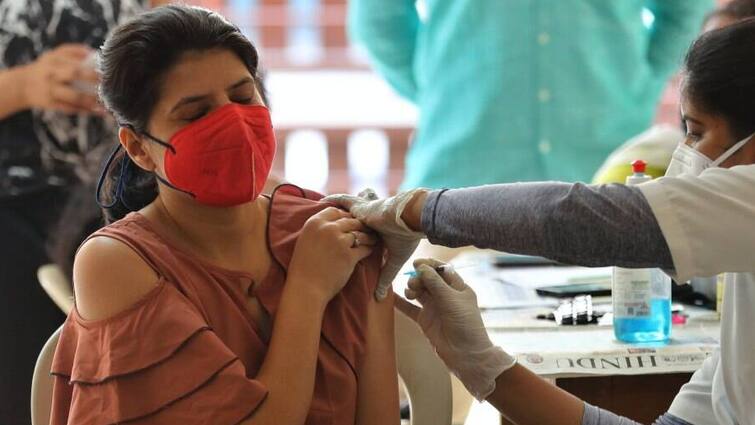 Corona Vaccination Update Vaccination 'record' in the country; Once again dose to more than one crore citizens in a single day Corona Vaccination Update : देशात लसीकरणाचा 'महाविक्रम'; आरोग्यमंत्र्यांनी ट्वीट करत दिली माहिती