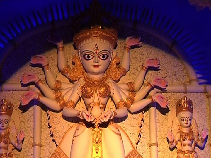 এবছর উদ্যোক্তারা খোলা মণ্ডপ বানানোর পরিকল্পনা করেছেন। যাতে, কলেজ স্কোয়ারের অন্যপ্রান্ত থেকে প্রতিমা দর্শন করা যায়।