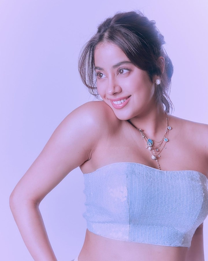 जाह्नवी कपूर के करियर की बात करें तो एक्ट्रेस आखिरी बार फिल्म रूही में नजर आई थी. उनकी यह फिल्म सिनेमाघरों में रिलीज हुई, जिसने फैंस का दिल जीतने में कोई कसर नहीं छोड़ी. जाह्नवी कपूर ने अभिनेता राजकुमार राव और वरुण शर्मा के साथ फिल्म 'रूही' में मुख्य भूमिका निभाई.
