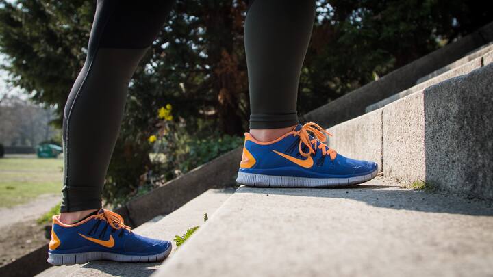 आपल्या सर्वांच्या घरात पायऱ्या असतात. आपल्या सर्वांना माहित आहे की पायऱ्यांवर चढणे आणि उतरणे आरोग्यासाठी खूप फायदेशीर आहे. मात्र, अनेकदा आपण जीना चढण्याचे टाळतो. जर तुम्हाला कमी वेळेत जास्तीत जास्त कसरत करायची असेल तर जीना चढणे हा एक सोपा आणि प्रभावी व्यायाम असू शकतो. हे बर्‍याच कॅलरीज बर्न करते आणि आपल्या स्नायूंचा चांगला व्यायाम होतो.