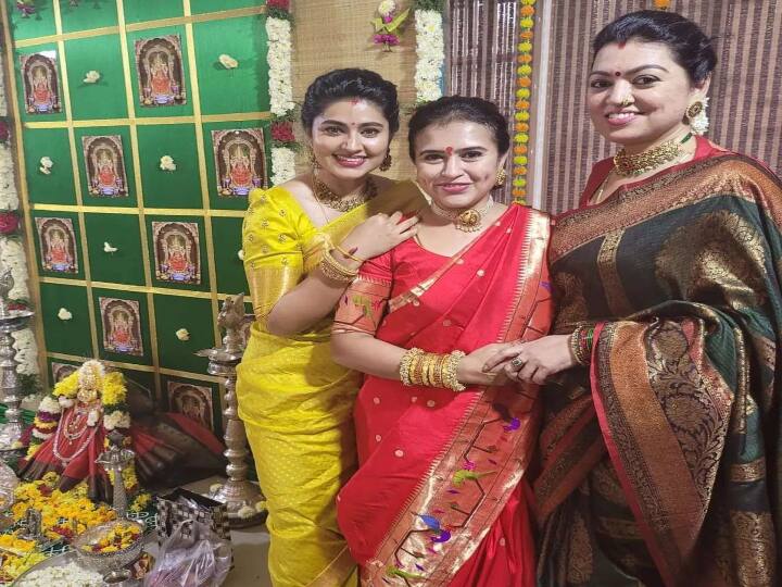 சினேகா, அவரது அக்கா சங்கீதா மற்றும் இசை அமைப்பாளர் ஹாரிஸ் ஜெயராஜின் மனைவி சுமா ஹாரிஸ்