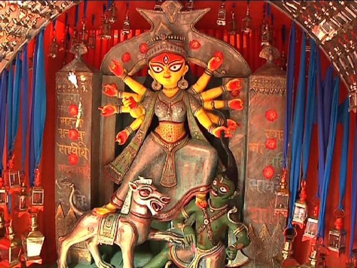 বাঙালির সবথেকে বড় উত্সবের প্রস্তুতির সলতে পাকানো শুরু হয়ে গিয়েছে। তবে, এরই মধ্যে, ঘাড়ের ওপর নিঃশ্বাস ফেলছে মারণ ভাইরাস। বিশেষজ্ঞদের আশঙ্কা, পুজোর মাসেই, শিখর ছুঁতে পারে করোনার তৃতীয় ঢেউ!