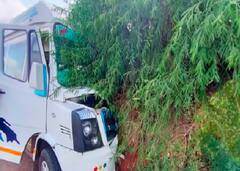 குஜராத்தில் ஐடி ரெய்டுக்கு சென்ற கார் மரத்தில் மோதி விபத்து