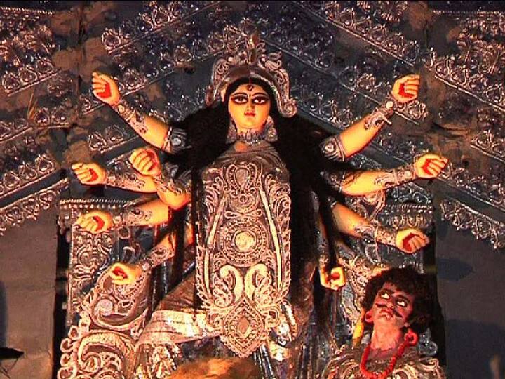 এই বছর, তাঁরাও ভ্যাকসিনেশনেই বেশি জোর দিয়েছেন। জানালেন শিবমন্দির পুজোর উদ্যোক্তা পার্থ ঘোষ।