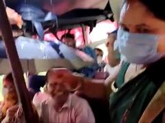 गोरखपुर: यात्रियों ने रोडवेज की चलती बस में छाता लगाकर किया सफर, वीडियो वायरल