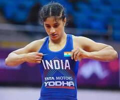 Vinesh Phogat को भारतीय कुश्ती महासंघ ने किया माफ, लेकिन आजीवन बैन की चेतावनी भी दी