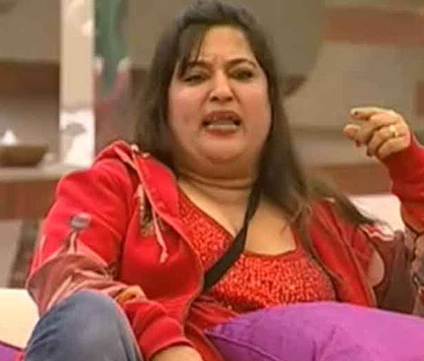 बिग बॉस सीजन 4 में डॉली बिंद्रा अपनी हरकतों के चलते खूब सुर्खियों में रही थीं. लेकिन समीर सोनी और उनके बीच हुए विवाद के बाद उन्हें भी घर से जाना पड़ा था. (फोटो – सोशल मीडिया)