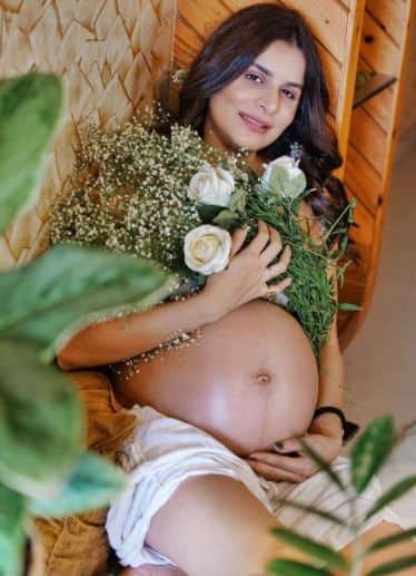 Isha recently shared some beautiful pics from her maternity shoot flaunting her baby bump. [pic credit: Instagram/Isha Anand Sharma]