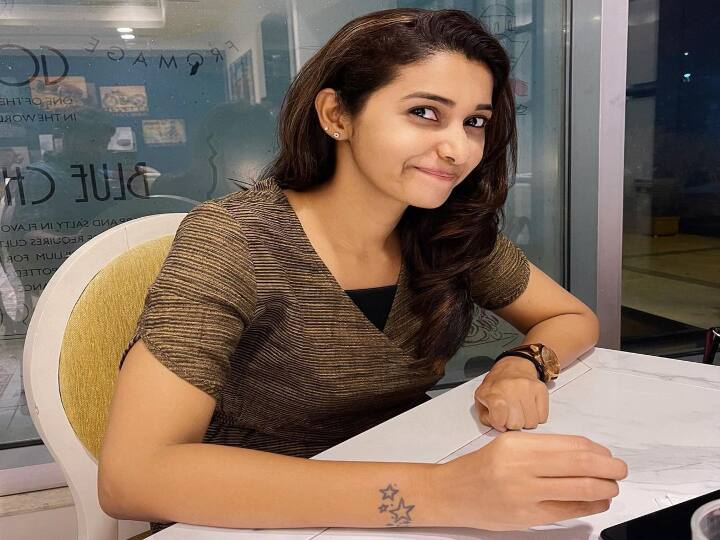 இல்லை அவளும் என்றே உணரும் நொடியில் இதயம் இருளும்