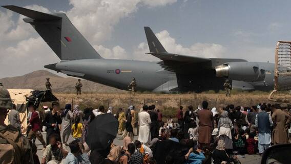 Afghanistan Crisis : কাবুল বিমানবন্দরে জঙ্গি হানার আশঙ্কায় চরম সতর্কতা জারি | Bangla News