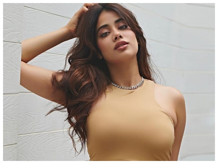 Janhvi Kapoor stays away from junk food and sweet things drinks fresh fruit juices for glowing skin Janhvi Kapoor रहती हैं Junk food और मीठी चीजों से दूर, Glowing Skin के लिए पीती हैं ताजा फलों का जूस