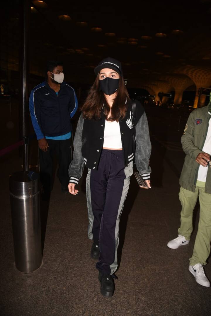 बीती रात अभिनेत्री आलिया भट्ट मुंबई एयरपोर्ट पर नज़र आईं. उनकी ये तस्वीरें आज खूब चर्चा बटोर रही हैं.