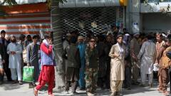 Afghanistan Crisis: বন্ধ ব্যাঙ্ক, দেশ ছাড়ার হিড়িক, চরম বিশৃঙ্খলা পাক-আফগান সীমান্তে । Bangla News