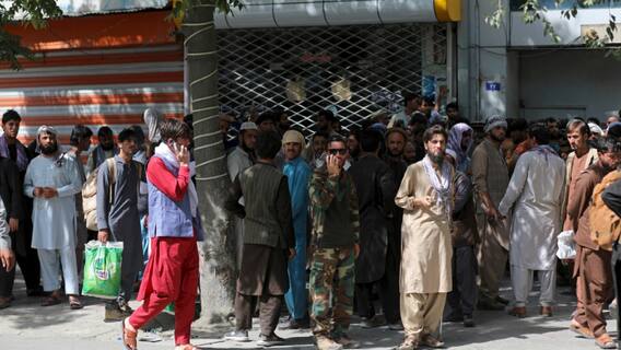 Afghanistan Crisis: বন্ধ ব্যাঙ্ক, দেশ ছাড়ার হিড়িক, চরম বিশৃঙ্খলা পাক-আফগান সীমান্তে । Bangla News