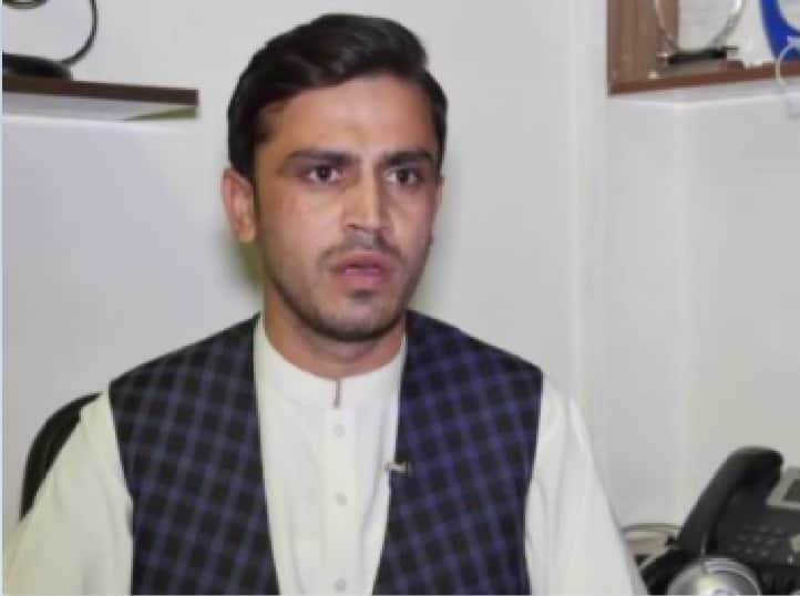 Afghanistan Crisis TOLOnews Reporter Ziar Yad and his Cameraman Beaten by Taliban Fighter  Afghanistan Crisis :  टोलो न्यूजच्या पत्रकाराला तालिबान्यांकडून मारहाण; देशातील गरिबीचे रिपोर्टिंग करत असल्याचं कारण