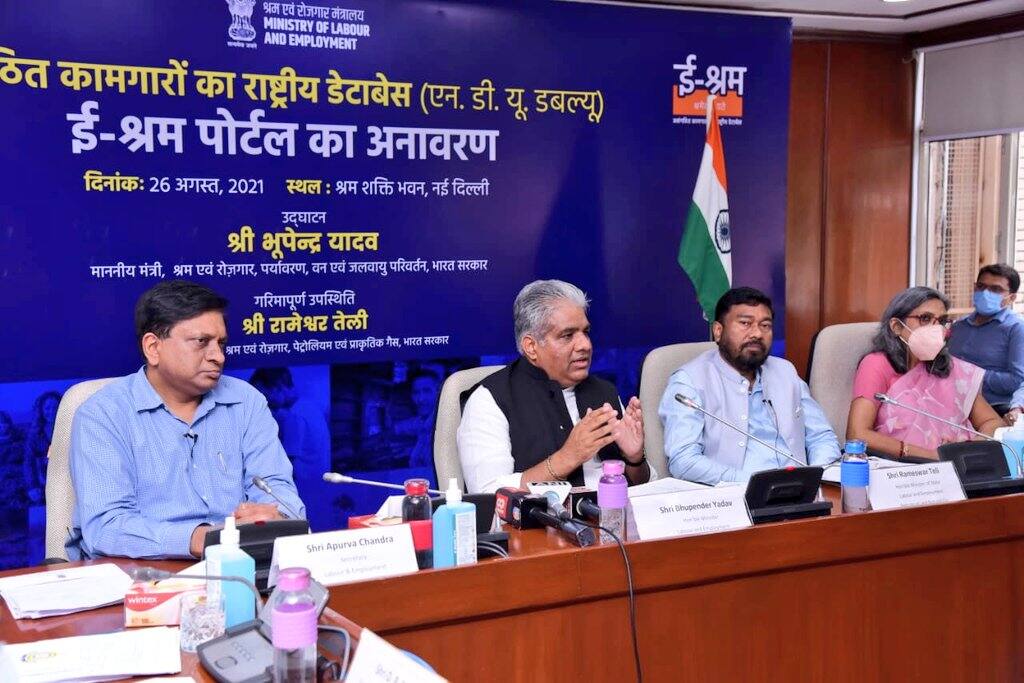 Labour Shramik Card Registration: Domestic, construction, migrant workers to avail Benefits after registration e-Shram portal Labour Shramik Card Registration: అసంఘటిత కార్మికుల కోసం ఈ-శ్రమ్.. శుభవార్త చెప్పిన కేంద్రం