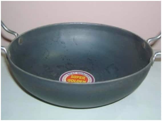 Kitchen Hacks: लोहे की कड़ाही में बनाएं खाना, शरीर को मिलेगा आयरन और लंबे समय तक रहेंगे सेहतमंद Kitchen Hacks: लोहे की कड़ाही में बनाएं खाना, शरीर को मिलेगा आयरन और लंबे समय तक रहेंगे सेहतमंद