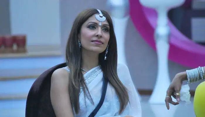 बिग बॉस सीजन 5 की पूजा मिश्रा तो आपको याद ही होगी. इस सीजन में उन्होंने कंटेस्टेंट ही नहीं बल्कि सलमान खान की नाक में भी खूब दम किया लेकिन जब वो हद से बढ़ीं तो उन्हें बाहर कर दिया गया. (फोटो – सोशल मीडिया)