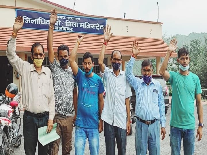 People anger over the crumbling roads in bageswar Uttarakhand ann Uttarakhand Road: खस्ताहाल सड़कों को लेकर फूटा लोगों का गुस्सा, कलेक्ट्रेट में किया प्रदर्शन 