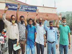 Uttarakhand Road: खस्ताहाल सड़कों को लेकर फूटा लोगों का गुस्सा, कलेक्ट्रेट में किया प्रदर्शन 