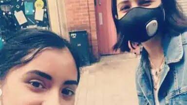 यूके डायरी के दौरान अनुष्का शर्मा एक फैन के साथ सेल्फी लेते हुए भी दिखाई दी.