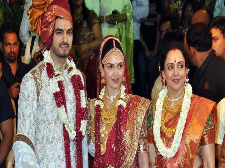 ईशा ने आगे बताया कि, ‘मेरी विदाई हो रही थी और मम्मी एकदम स्ट्रॉन्ग थीं. लेकिन जब मैं गई, तब फ़ोन आया मम्मी का और वो जोर से रो रही थीं.’ ईशा देओल आगे बताती हैं कि, ‘मैं बस ये कहना चाहूंगी कि आज जो मैं हूं बस आपकी वजह से हूं, मैं आपका सम्मान करती हूं, आई लव यू.’