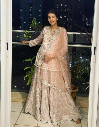 She happily flaunts her growing  baby bump in her latest post. [ pic credit: Instagram/Charu Asopa]