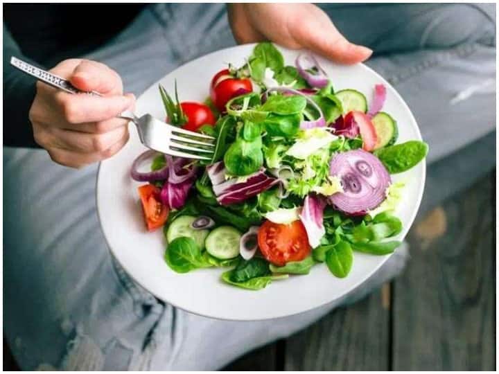 Health and Fitness Tips, Do Not Make Mistakes While Eating Salad And Benefits of Eating Salad Health and Fitness Tips: सलाद खाते समय न करें ये गलतियां, हो सकता है आपकी सेहत को नुकसान
