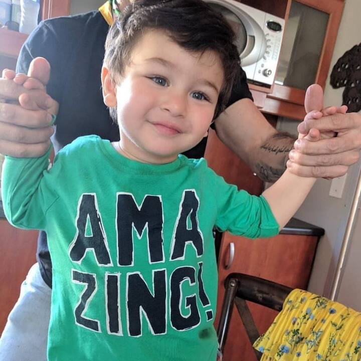 लगता है कि तैमूर अब बड़े हो चुके हैं तभी तो वो रोड ट्रिप के लिए तैयार हैं. हाल ही में तैमूर ने अपने बॉय गैंग के साथ पोज़ दिया जिसमें तुषार कपूर के बेटे लक्ष्य कपूर भी शामिल थे.