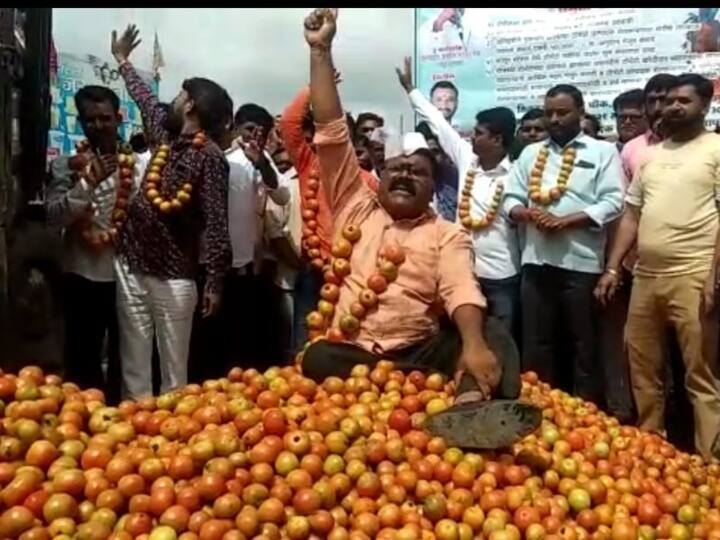 Maharashtra Farmers Protest: महाराष्ट्र में टमाटर के किसानों का प्रदर्शन, उचित भाव नहीं मिलने पर माला पहन कर सड़कों पर उतरे