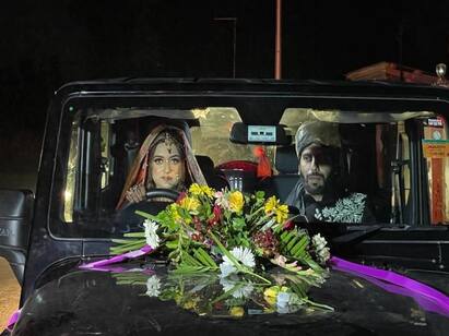 Viral video of the bride taking the groom in the car in Kashmir மணமகளே மணமகளே வா வா.. இனி இல்லை: வா... வந்து வண்டில ஏறு... மணமகனை காரில் அழைத்துச் சென்ற மணமகள்!
