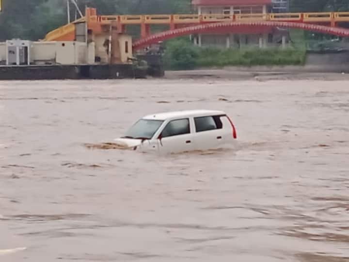 हरिद्वार: मूसलाधार बारिश के बाद उफान पर गंगा, नदी के पानी में कार बहकर हर की पौड़ी के पास पहुंची