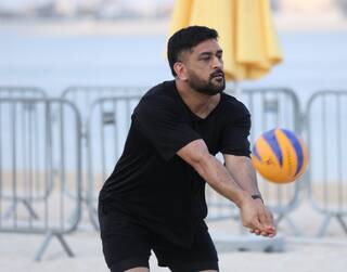 Dhoni playing beach volleyball, Biryani Challenge CSK Players enjoy in UAE பீச் வாலி பால்... பிரியாணி சேலஞ்ச்....துபாயில் தோனி படை ‛எஞ்சாய் எஞ்சாமி’
