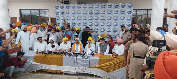 ਸੇਵਾ ਸਿੰਘ ਸੇਖਵਾਂ ਨੇ ਵੀ ਚੁੱਕਿਆ 'ਆਪ' ਝਾੜੂ, ਕੇਜਰੀਵਾਲ ਨੇ ਕੀਤਾ ਪਾਰਟੀ 'ਚ ਸ਼ਾਮਲ ਸੇਵਾ ਸਿੰਘ ਸੇਖਵਾਂ ਨੇ ਵੀ ਚੁੱਕਿਆ 'ਆਪ' ਝਾੜੂ, ਕੇਜਰੀਵਾਲ ਨੇ ਕੀਤਾ ਪਾਰਟੀ 'ਚ ਸ਼ਾਮਲ