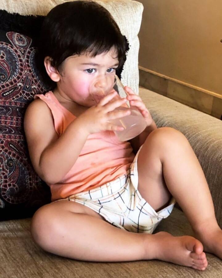 तैमूर के जन्म के साथ ही न सिर्फ पैपराजी बल्कि तमाम बॉलीवुड स्टार भी उनकी प्यारी सी मुस्कान और क्यूनेस के दीवाने हो गए थे.