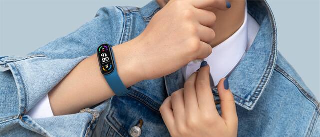 Mi 6 Band मध्ये 30 स्पोर्ट्स मोड देण्यात आले आहेत. असा दावा करण्यात आला आहे की त्याची बॅटरी एकाच चार्जमध्ये 14 दिवसांचा बॅकअप देईल. यात 125mAh ची बॅटरी आहे. हा बँड चालणे, धावणे, सायकलिंग सारख्या 6 अॅक्टिव्हिटीजला देखील सपोर्ट करतो. यात स्लीप ट्रॅकिंग फीचर देखील आहे.