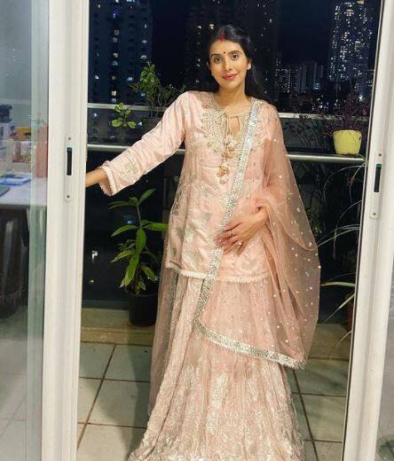 Charu looks radiant as she flaunts her baby bump. She wrote alongside the pictures, 
