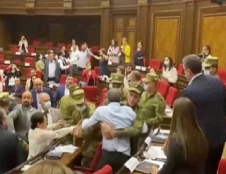 Armenian lawmakers brawl in parliament இது வாட்டர் பாட்டில் போர்.. நாடாளுமன்றத்தை பேட்டில் க்ரவுண்டாக மாற்றிய உறுப்பினர்கள்..!