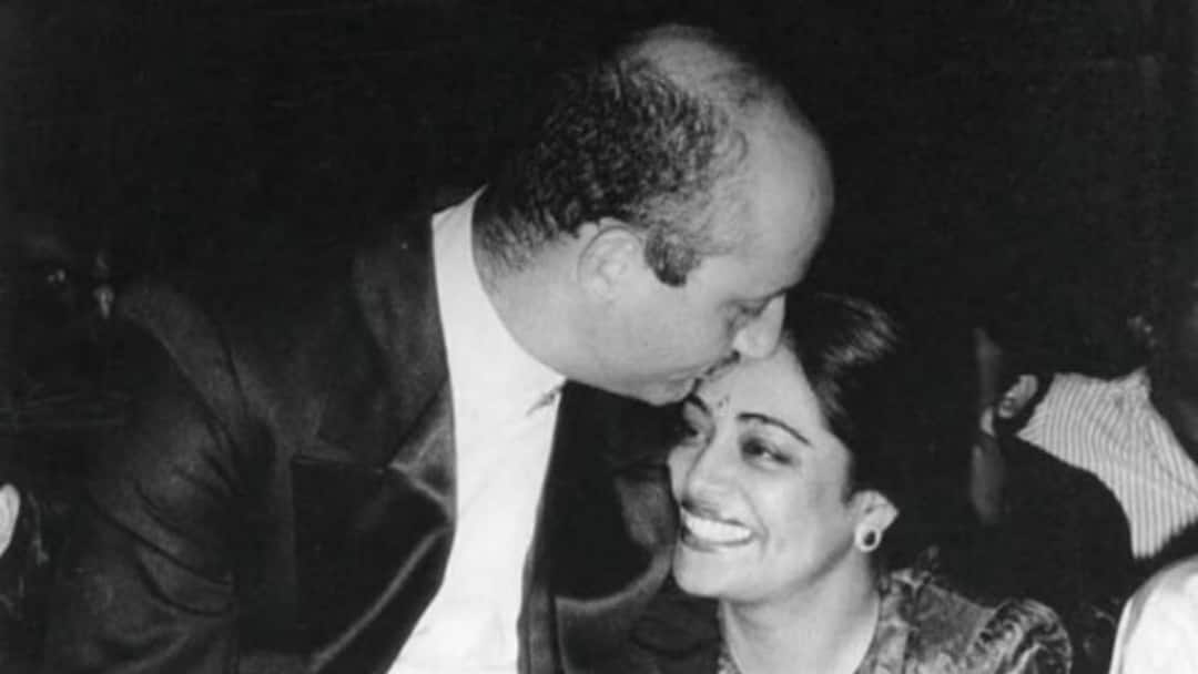 ৩৬ বছরের সঙ্গী কিরণ খেরের জন্য বিবাহবার্ষিকীতে কী লিখলেন অনুপম? Actor Anupam Kher shared throwback picture of Kiran Kher on their 36 marriage anniversary ৩৬ বছরের সঙ্গী কিরণ খেরের জন্য বিবাহবার্ষিকীতে কী লিখলেন অনুপম?