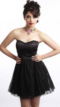 Tamannah Bhatia Pics: బ్లాక్ డ్రెస్సు.. హాట్ లుక్స్.. మెరిసిపోతున్న మిల్కీ బ్యూటీ