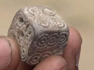 Keeladi | கீழடி : தந்தத்தில் செய்யப்பட்ட பகடை அகழாய்வு.. அடுத்தடுத்த ஆச்சரியம்..!