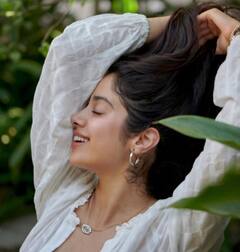 Janhvi Kapoor Pics: జాన్వీ కపూర్.. ఈమె అందాలు చూస్తే ‘అమ్మ బ్రహ్మదేవుడో..’ అనాల్సిందే!