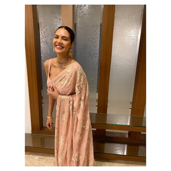 Ladki एक Looks अनेक: Esha Gupta जब पहनती हैं साड़ी, तो उनके हुस्न के आगे फीकी पड़ जाती हैं सारी हसीनाएं, यकीन न हो तो देख लें तस्वीरें
