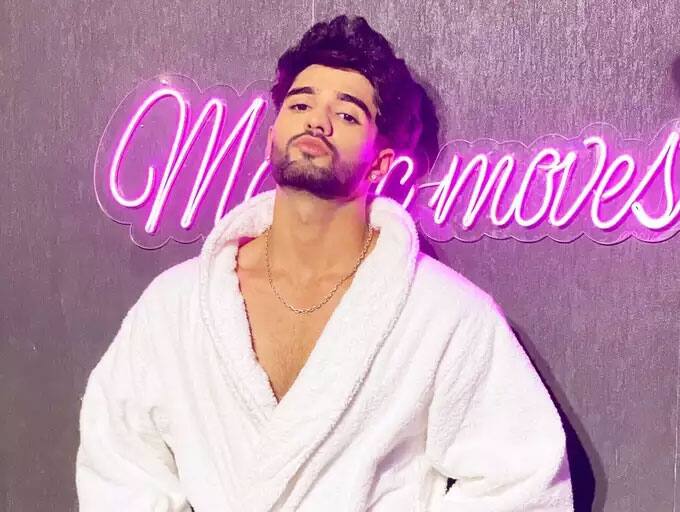 बिग बॉस के घर में ये हफ्ता डबल हंगामे वाला रहा. अब तक केवल धमकियों और बातों पर टिके रहने वाले कंटेस्टेंट अब मारपीट और हाथापाई पर उतर आए हैं. ऐसा ही कुछ तब देखने को मिला जब प्रतीक सेहजपाल और जीशान खान के बीच विवाद बढ़ गया. (फोटो – सोशल मीडिया)